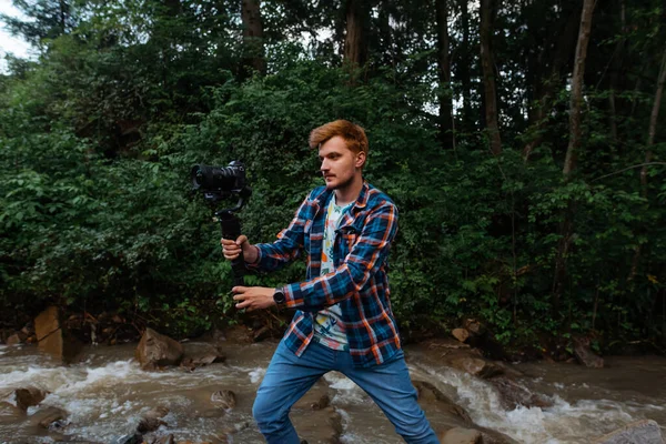 Retrato Jovem Videógrafo Masculino Com Uma Câmera Estabilizador Suas Mãos — Fotografia de Stock