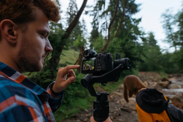 Mannen Sätter Upp Kamera Stabilisator Och Skjuter Kvinna Bergen Nära — Stockfoto