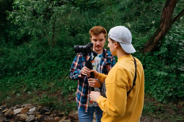 Deux Hommes Tiennent Dans Les Bois Avec Une Caméra Sur — Photo