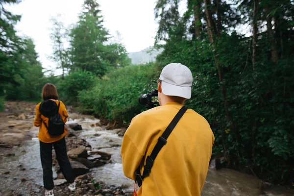 Young Man Camera Stabilizer Shoots Woman Video Mountains Stream Cameraman — Stock Photo, Image