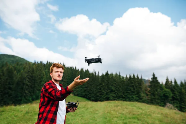 Bonito Homem Lança Drone Com Mãos Nas Montanhas Para Criar — Fotografia de Stock