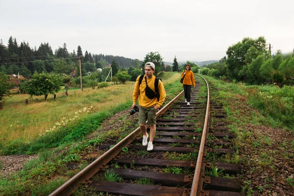 Pareja Turistas Con Mochilas Caminando Por Vía Férrea Las Montañas — Foto de Stock