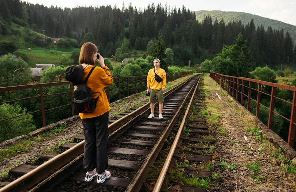 Woman Casual Clothes Makes Photo Camera Handsome Young Male Hiker — Stock Photo, Image