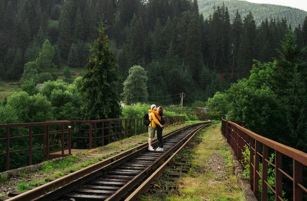 Coppia Innamorata Che Abbraccia Bacia Ponte Ferroviario Tra Montagne Piedi — Foto Stock