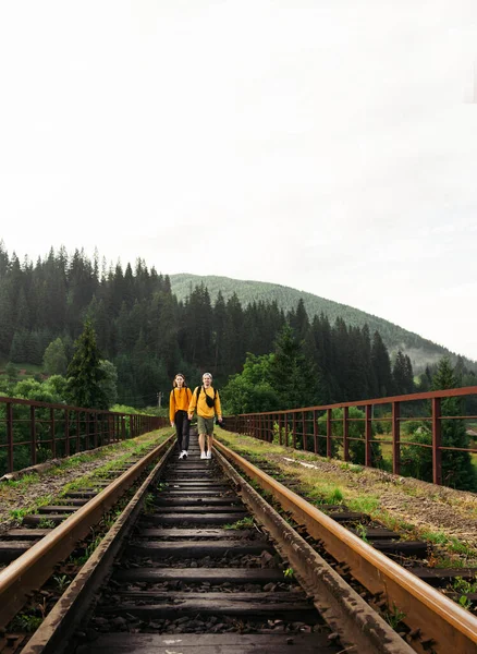 Pareja Amorosa Turistas Tomados Mano Caminando Sobre Puente Ferroviario Montaña — Foto de Stock