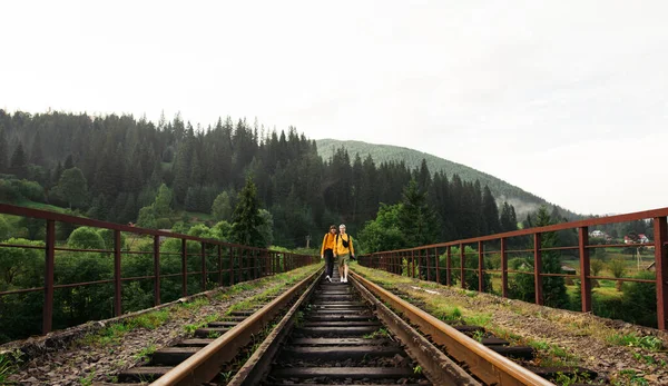 Güzel Bir Dağ Manzarasının Arkaplanına Karşı Tren Yolunda Ele Yürüyen — Stok fotoğraf