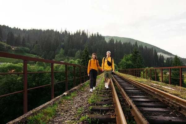 Güzel Bir Çift Şık Insan Ele Tutuşup Dağlarda Yürüyor Demiryolu — Stok fotoğraf