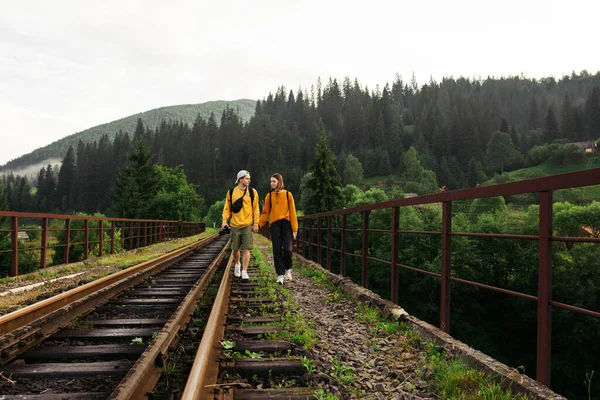 Birbirlerine Aşık Güzel Bir Çift Tren Yolu Köprüsünde Yürür Gerçek — Stok fotoğraf