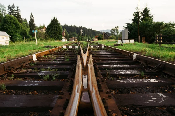 Dağlardaki Eski Bir Tren Istasyonunun Fotoğrafı Paslı Raylara Odaklan Demiryolu — Stok fotoğraf
