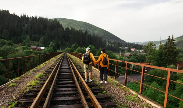 Casal Amoroso Turistas Roupas Casuais Andando Mãos Dadas Ponte Ferroviária — Fotografia de Stock