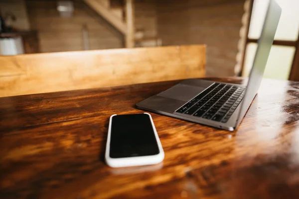 Smartphone Mit Laptop Auf Holztisch Des Landhauses Mit Holzinterieur Arbeit — Stockfoto