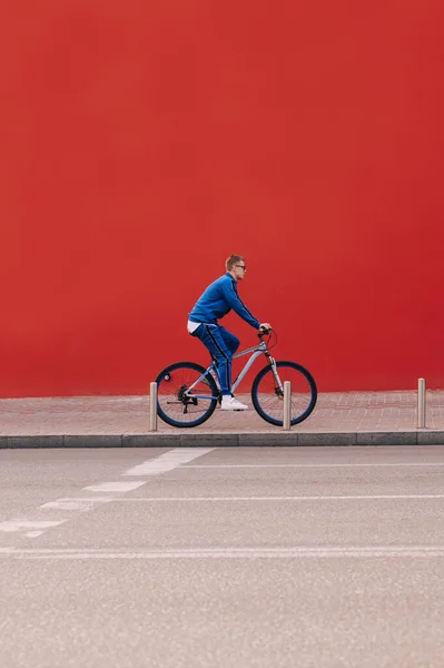 Man Fietser Een Blauw Sportpak Loopt Een Fiets Straat Een — Stockfoto