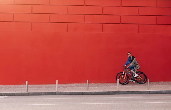 Stijlvol Koppel Man Vrouw Wandelen Rond Stad Fiets Het Weekend — Stockfoto