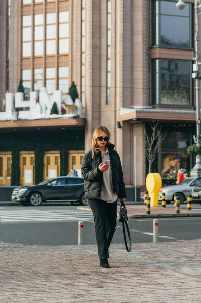 Stylowa Kobieta Torbą Rękach Modne Ubrania Casual Spaceruje Ulicą Dużego — Zdjęcie stockowe