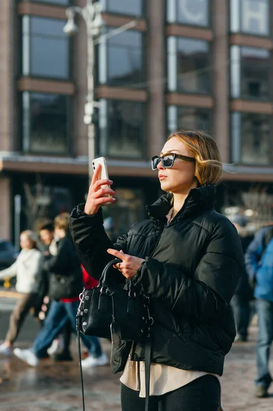 Ελκυστική Γυναίκα Γυαλιά Ηλίου Και Μοντέρνα Ρούχα Στέκεται Στους Δρόμους — Φωτογραφία Αρχείου