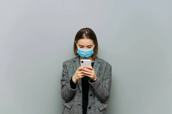 Concentrated Female Worker Formalwear Protective Medical Mask Face Uses Smartphone — Stock Photo, Image