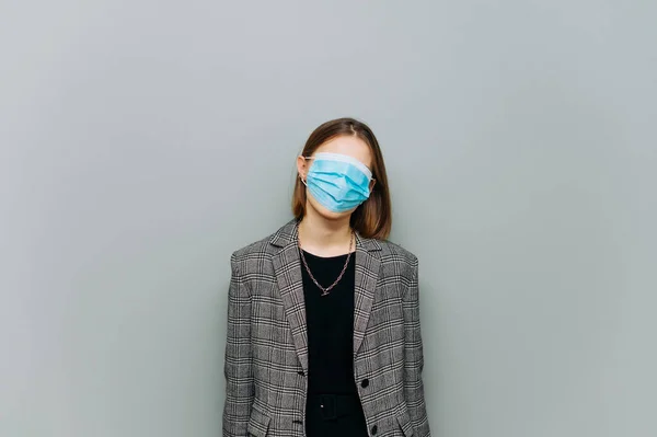 Business Woman Suit Closed Her Eyes Whole Face Medical Protective — Stock Photo, Image