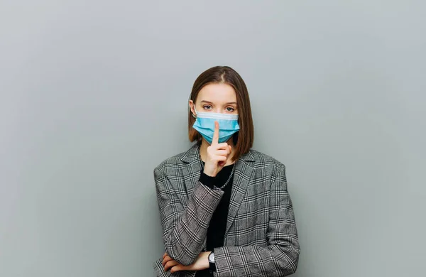 Female Worker Formal Clothes Stands Gray Wall Touching Her Finger — Stock Photo, Image