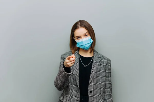 Pretty Female Office Worker Suit Medical Mask Face Showing Finger — Stock Photo, Image