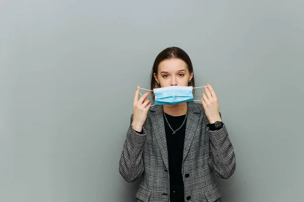 Attractive Female Office Worker Puts Protective Mask Her Face Looks — Stock Photo, Image