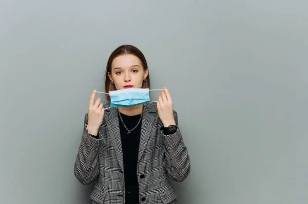 Woman Formalwear Removes Medical Mask Face Pandemic Gray Background Isolated — Stock Photo, Image