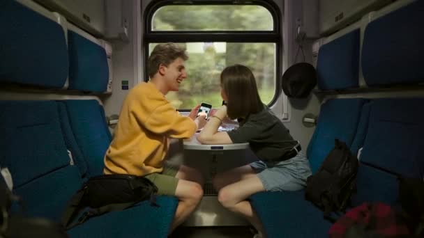 Zakochana Para Używa Smartfona Przedziale Pociągu Drodze Całuje Młoda Para — Wideo stockowe