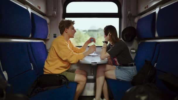 Beau Jeune Homme Femme Assis Dans Compartiment Train Voyager Communiquer — Video