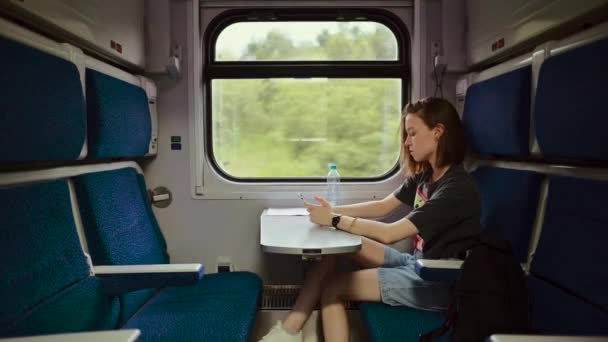 Hermosa Mujer Viaja Tren Utiliza Teléfono Inteligente Compartimento Vacío Con — Vídeo de stock