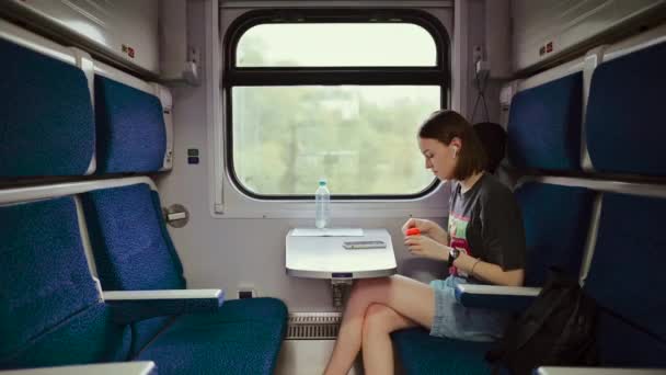Çekici Kadın Tren Kompartımanında Oturur Seyahat Ederken Kablosuz Kulaklık Kullanır — Stok video