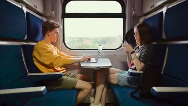 Genç Çift Bir Tren Kompartımanında Yürür Aletler Kullanır Elinde Akıllı — Stok video