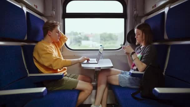 Bir Çift Modern Genç Insan Bir Trende Birlikte Seyahat Ederken — Stok video