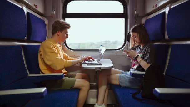 Çift Erkek Kadın Trenle Seyahat Eder Seyahat Ederken Akıllı Telefon — Stok video