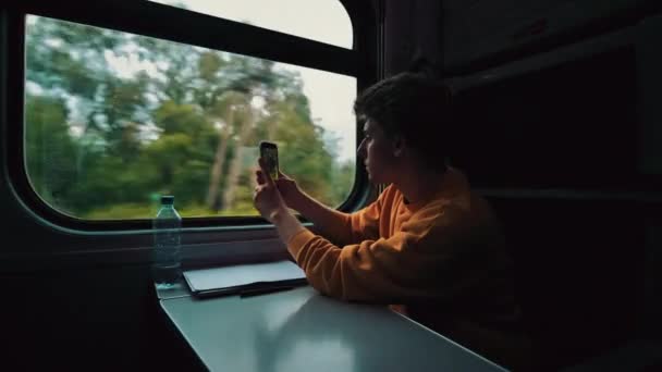 Genç Adam Trenle Seyahat Eder Ciddi Biriyle Telefonda Konuşur Tren — Stok video