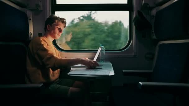 Фрилансер Сидит Столом Поезде Время Движения Работает Ноутбуке Серьезным Лицом — стоковое видео