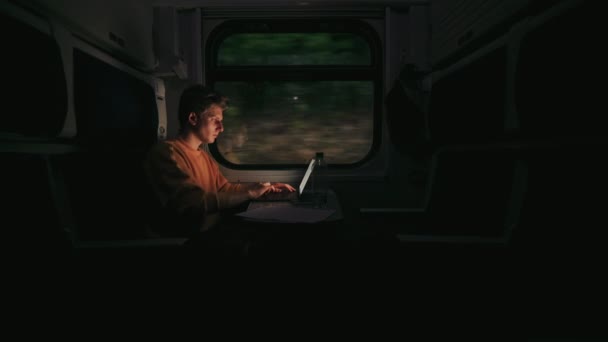 로맨틱 남자는 기차를 스마트폰으로 인터넷을 사용하고 저녁에는 앉아서 기기를 내다본다 — 비디오