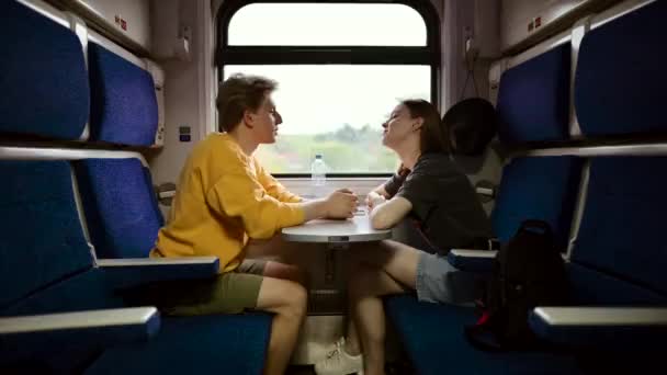 Érzelmes Fiatalember Veszekszik Egy Nővel Vonaton Utazás Alatt — Stock videók