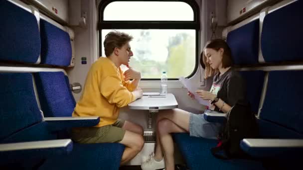 Een Jonge Vrouw Rijdt Met Een Man Een Trein Leest — Stockvideo