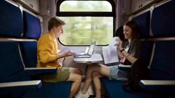 Pareja Joven Divertida Jóvenes Montar Compartimiento Tren Trabajar Escritorio Con — Vídeos de Stock