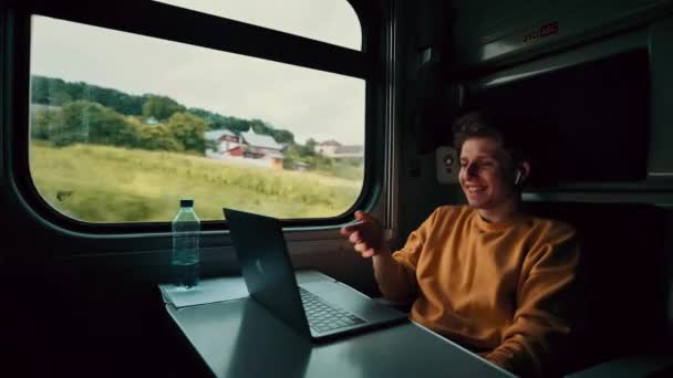 Счастливый Парень Беспроводных Наушниках Смотрит Забавное Видео Ноутбуке Поезде Время — стоковое видео