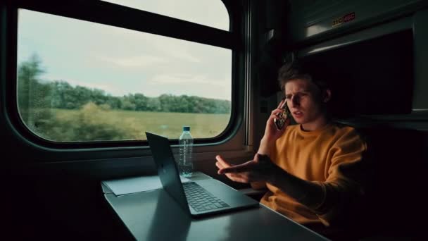Unge Man Åker Ett Tågfack Med Bärbar Dator Bordet Och — Stockvideo