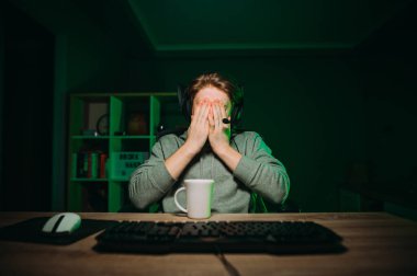 Kulaklık takan oyuncu geceleri yeşil ışığı olan bir odada uyur ve ellerini yüzünü kapatır. Hüsrana uğramış oyuncu kaybetmekten saklanır..