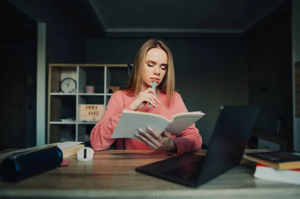 Bella Studente Pensieroso Studia Casa Distanza Siede Una Scrivania Insegna — Foto Stock