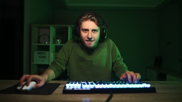 Šťastný Hráč Hraje Videohry Počítači Noci Místnosti Zeleným Světlem Emocionálně — Stock video