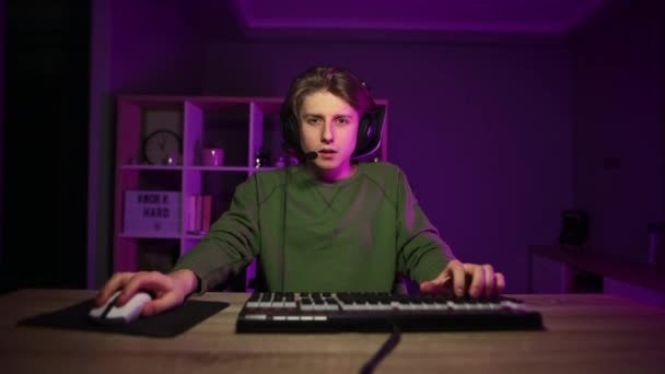 Ruhiger Konzentrierter Junger Mann Headset Der Nachts Hause Videospiele Einem — Stockvideo