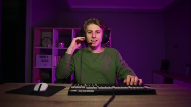 Stilig Ung Man Börjar Strömma Online Dataspel Hemma Natten Kommunicerar — Stockvideo