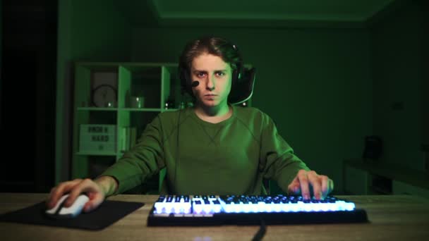 Συναισθηματική Νεαρός Gamer Παίζει Στο Σπίτι Στο Δωμάτιο Νύχτα Και — Αρχείο Βίντεο