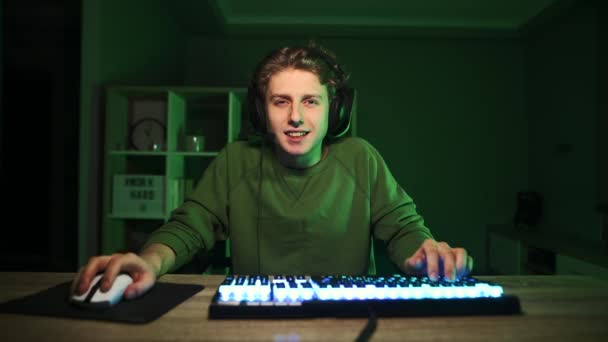 Beau Jeune Joueur Dans Casque Avec Jeu Streaming Microphone Nuit — Video