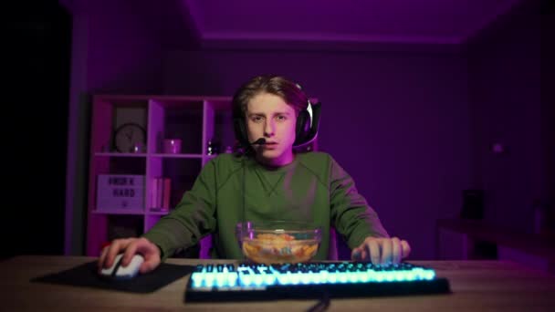 Концентрированный Молодой Геймер Играющий Ночью Онлайн Игры Компьютере Серьезным Лицом — стоковое видео
