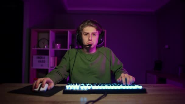 Trieste Gamer Een Headset Zit Aan Een Tafel Thuis Nachts — Stockvideo