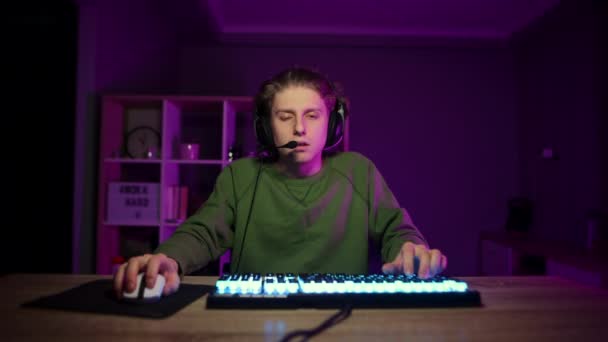 Tired Young Man Headset Playing Video Games Home Computer Room — Stock Video